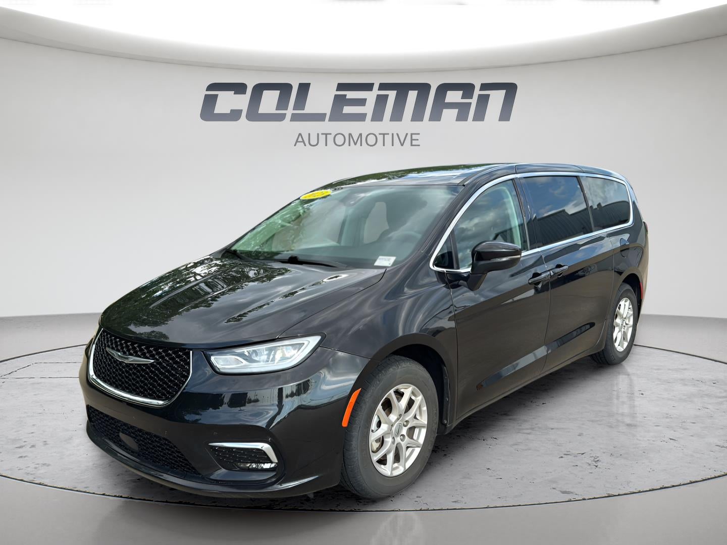 2023 Chrysler Pacifica Touring L in Brilliant Black Crystal Pearlcoat — front three-quarter view
